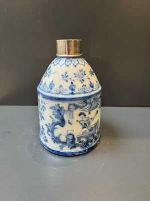 A Dutch Delft blue and white tea caddy with a pipe smoker, 18th C. — photo 2