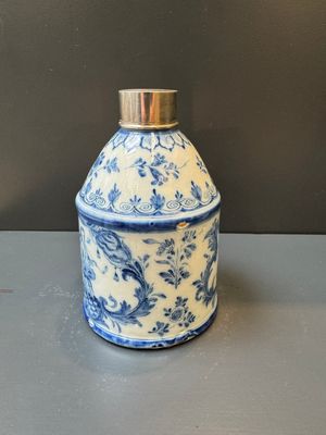 A Dutch Delft blue and white tea caddy with a pipe smoker, 18th C. — photo 3