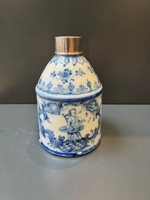 A Dutch Delft blue and white tea caddy with a pipe smoker, 18th C. — photo 4