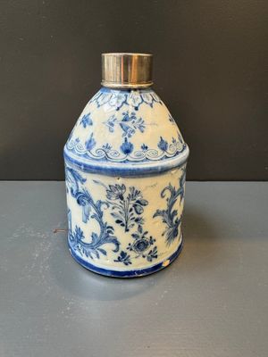 A Dutch Delft blue and white tea caddy with a pipe smoker, 18th C. — photo 5