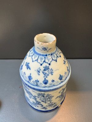 A Dutch Delft blue and white tea caddy with a pipe smoker, 18th C. — photo 6
