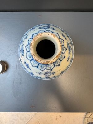 A Dutch Delft blue and white tea caddy with a pipe smoker, 18th C. — photo 7