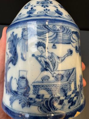 A Dutch Delft blue and white tea caddy with a pipe smoker, 18th C. — photo 8