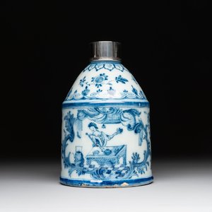 A Dutch Delft blue and white tea caddy with a pipe smoker, 18th C. — photo 1
