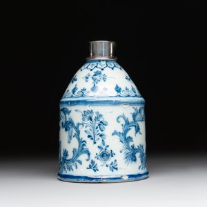 A Dutch Delft blue and white tea caddy with a pipe smoker, 18th C. — photo 2
