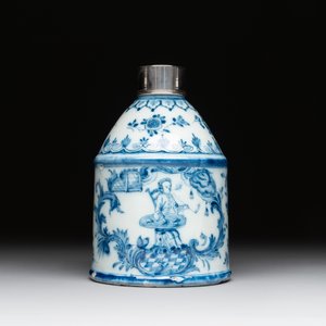 A Dutch Delft blue and white tea caddy with a pipe smoker, 18th C. — photo 3
