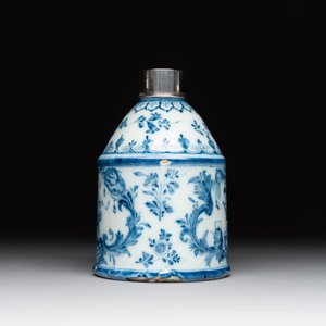 A Dutch Delft blue and white tea caddy with a pipe smoker, 18th C. — photo 4