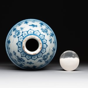 A Dutch Delft blue and white tea caddy with a pipe smoker, 18th C. — photo 5