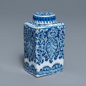 A Dutch Delft blue and white tea caddy with screw cap, late 17th C. — 照片 1