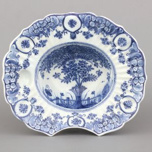 A Dutch Delft blue and white "tea tree" pattern barber's bowl, 18th C. — photo 1