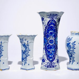 A Dutch Delft blue and white three-piece garniture and a large singular vase, 18th C. — 照片 2