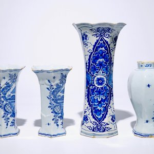 A Dutch Delft blue and white three-piece garniture and a large singular vase, 18th C. — 照片 4