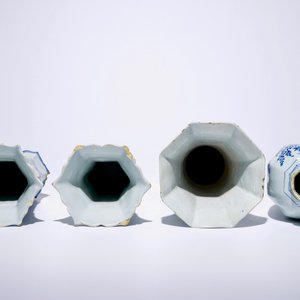 A Dutch Delft blue and white three-piece garniture and a large singular vase, 18th C. — 照片 5