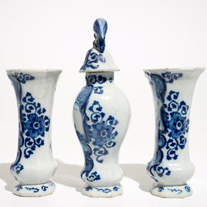 A Dutch Delft blue and white three-piece garniture with a naval scene, 18th C. — 照片 2