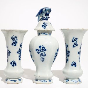 A Dutch Delft blue and white three-piece garniture with a naval scene, 18th C. — 照片 3