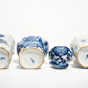 A Dutch Delft blue and white three-piece garniture with a naval scene, 18th C. — 照片 6