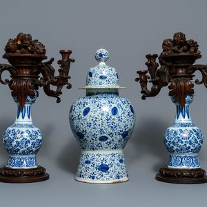 A Dutch Delft blue and white three-piece garniture with carved wooden candleholders, 18th C. — 照片 1