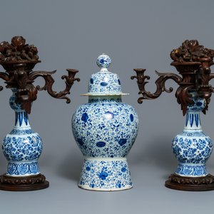A Dutch Delft blue and white three-piece garniture with carved wooden candleholders, 18th C. — 照片 2
