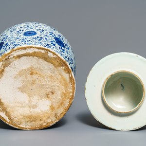 A Dutch Delft blue and white three-piece garniture with carved wooden candleholders, 18th C. — 照片 8