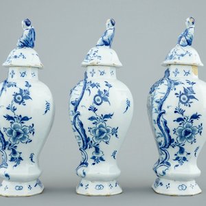 A Dutch Delft blue and white three-piece garniture with chinoiserie landscapes, 18th C. — photo 4