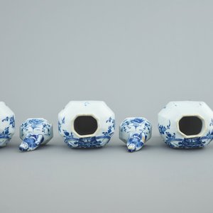 A Dutch Delft blue and white three-piece garniture with chinoiserie landscapes, 18th C. — photo 6