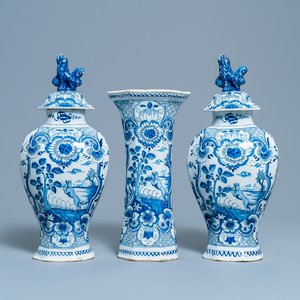 A Dutch Delft blue and white three-piece vase garniture with a dog, 18th C. — photo 1