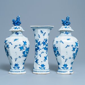 A Dutch Delft blue and white three-piece vase garniture with a dog, 18th C. — photo 3