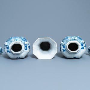 A Dutch Delft blue and white three-piece vase garniture with a dog, 18th C. — photo 5