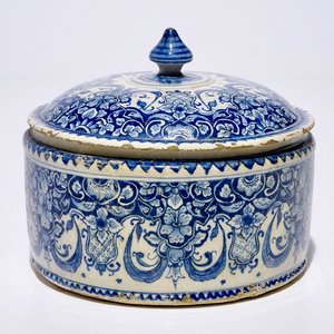 A Dutch Delft blue and white tobacco box and cover, 18th C. — photo 1