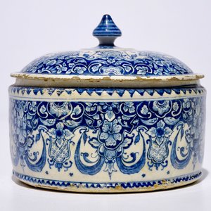 A Dutch Delft blue and white tobacco box and cover, 18th C. — photo 2