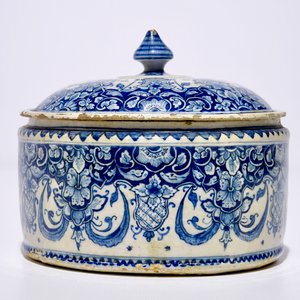 A Dutch Delft blue and white tobacco box and cover, 18th C. — photo 3