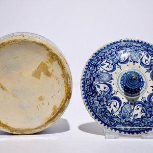 A Dutch Delft blue and white tobacco box and cover, 18th C. — photo 7