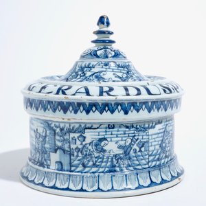 A Dutch Delft blue and white tobacco box and cover with tamper, dated 1763 — photo 2