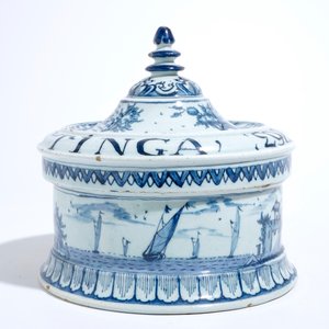 A Dutch Delft blue and white tobacco box and cover with tamper, dated 1763 — photo 4