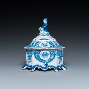 A Dutch Delft blue and white tobacco box with a nobleman holding a roll of tobacco, 2nd half 18th C. — photo 5