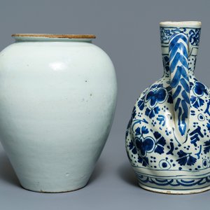 A Dutch Delft blue and white tobacco jar, a jug and three dishes, 18th C. — 照片 5
