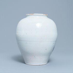 A Dutch Delft blue and white tobacco jar with an American indian, 18th C. — 照片 4