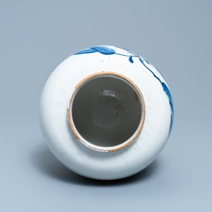 A Dutch Delft blue and white tobacco jar with an American indian, 18th C. — 照片 9