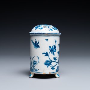 A Dutch Delft blue and white tripod caster with birds near blossoms, 1st half 18th C. — photo 4