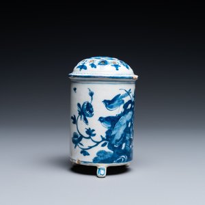 A Dutch Delft blue and white tripod caster with birds near blossoms, 1st half 18th C. — photo 5