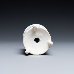 A Dutch Delft blue and white tripod caster with birds near blossoms, 1st half 18th C. — photo 7