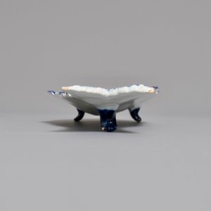 A Dutch Delft blue and white tripod herring plate, 18th C. — photo 4