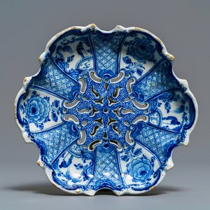 A Dutch Delft blue and white tripod strawberry strainer, 18th C. — 照片 1
