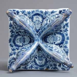 A Dutch Delft blue and white tulip vase base, late 17th C. — 照片 7