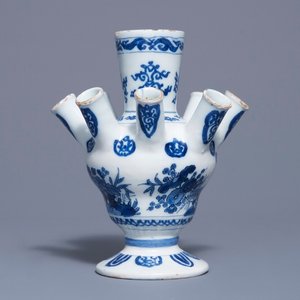 A Dutch Delft blue and white tulip vase, last quarter 17th C. — 照片 1