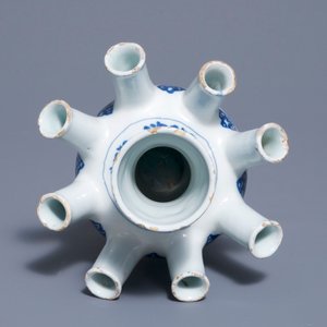 A Dutch Delft blue and white tulip vase, last quarter 17th C. — 照片 5