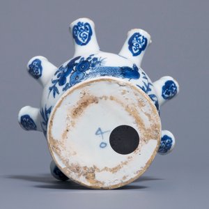 A Dutch Delft blue and white tulip vase, last quarter 17th C. — 照片 6