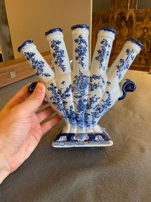 A Dutch Delft blue and white tulip vase with floral design, 18th C. — 照片 3