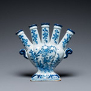 A Dutch Delft blue and white tulip vase with floral design, 18th C. — 照片 3