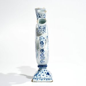 A Dutch Delft blue and white tulip vase with floral design, 18th C. — photo 4